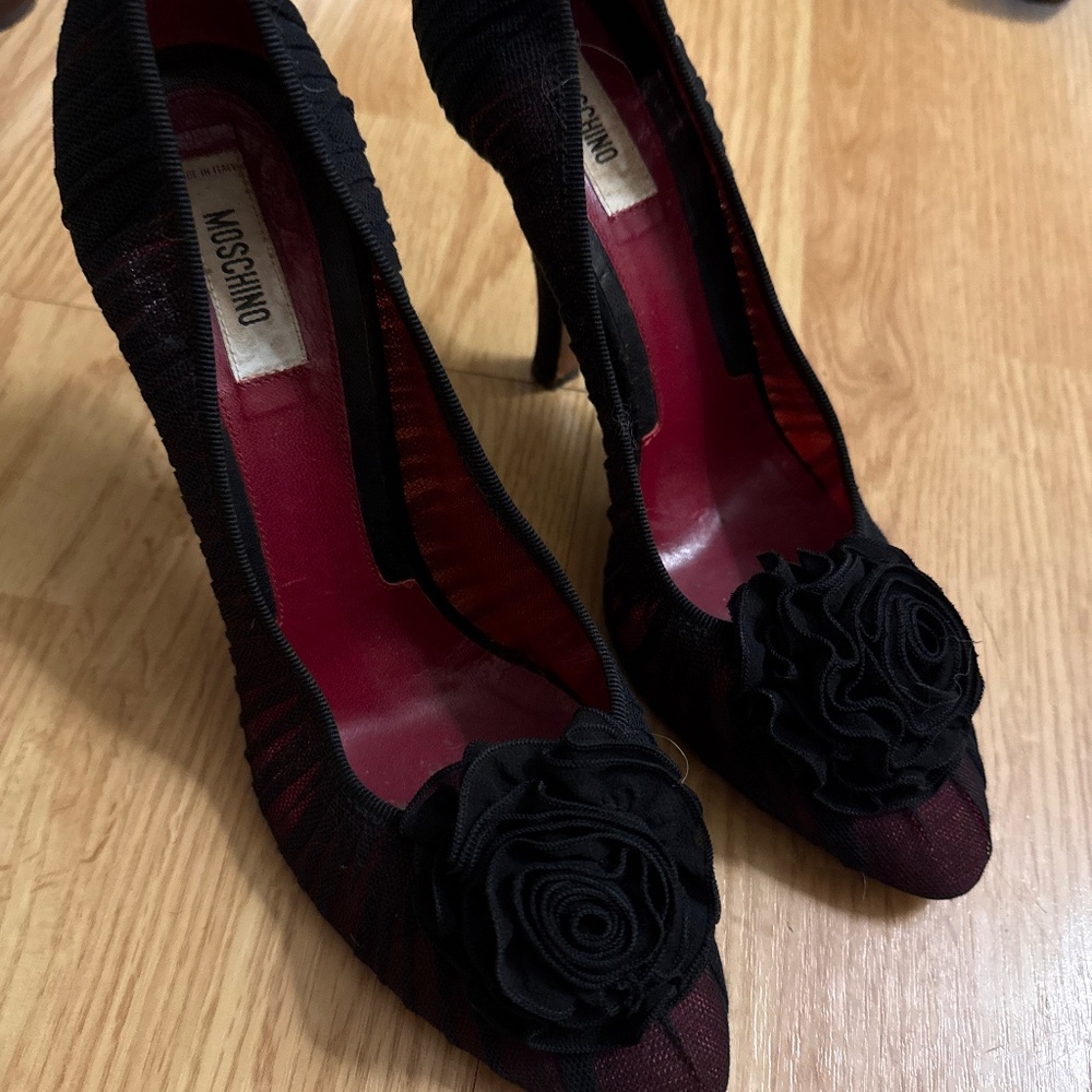 Black lace heels with bow